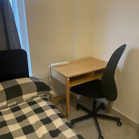 Holiday home 4 Bedroom House With Garden, Parking & 3 Mins Walking Distance From Train Station *