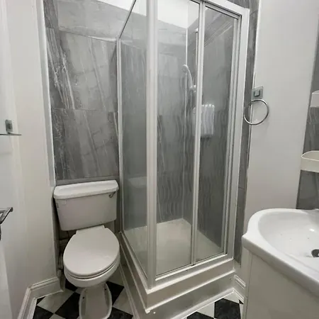 Lovely On Finchley Road * London