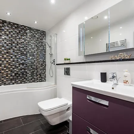 And Spacious 2 Bed Apartment London