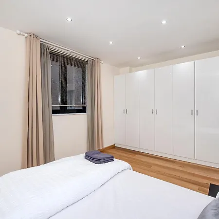 And Spacious 2 Bed Apartment London