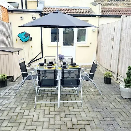 Private House With Free Parking Holiday home London