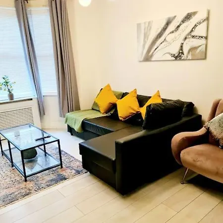 Private House With Free Parking Holiday home
