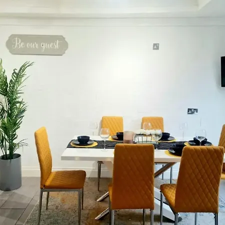 Private House With Free Parking *