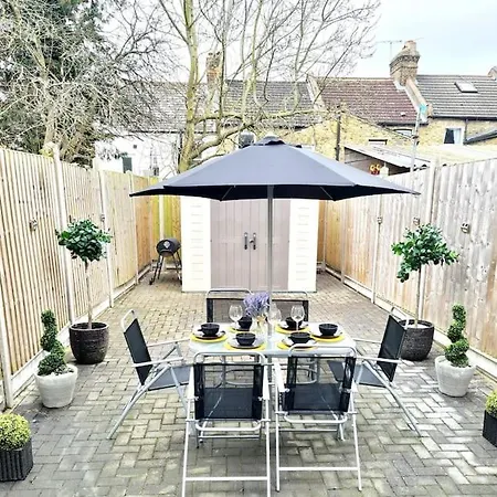 Private House With Free Parking *