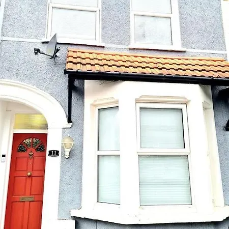 Private House With Free Parking Holiday home *