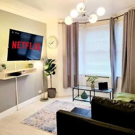 Private House With Free Parking * London
