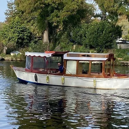 Holiday home With Free Parkings, Surbiton, Kingston Upon Thames, Surrey, Greater London Uk