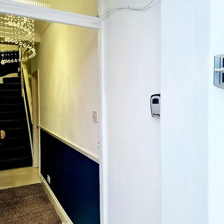 Private House With Free Parking Holiday home *
