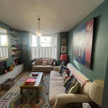 Stylish And Spacious 2 Bedroom House In Brixton Apartment London
