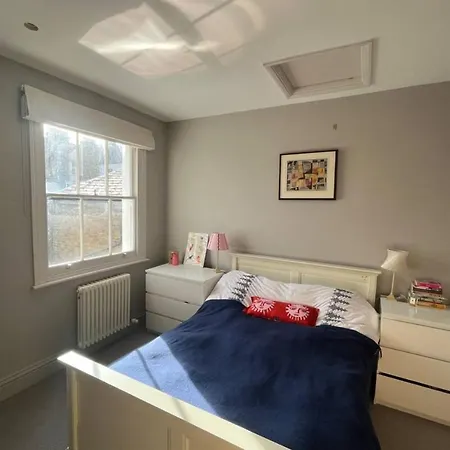 Stylish And Spacious 2 Bedroom House In Brixton *