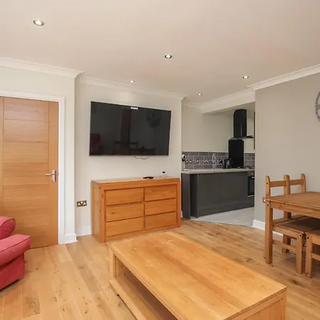 Riverside 2 Bedroom Kingston Flat Apartment