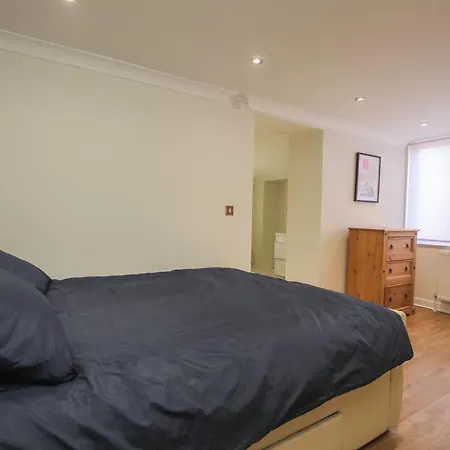 Riverside 2 Bedroom Kingston Flat *