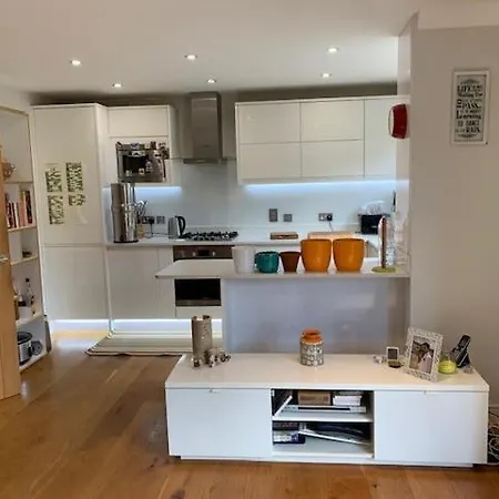 Chic 3 Bed Near Bridge With Balcony * London