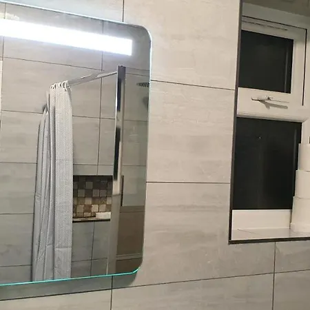 New Cozy Apt. House With Parking. Entire Space Apartment