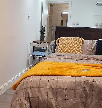 New Cozy Apt. House With Parking. Entire Space Apartment