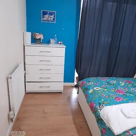Apartment Beautiful 1 Bedroom Ground Floor With Shared Bathroom *