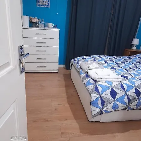 Beautiful 1 Bedroom Ground Floor With Shared Bathroom Apartment