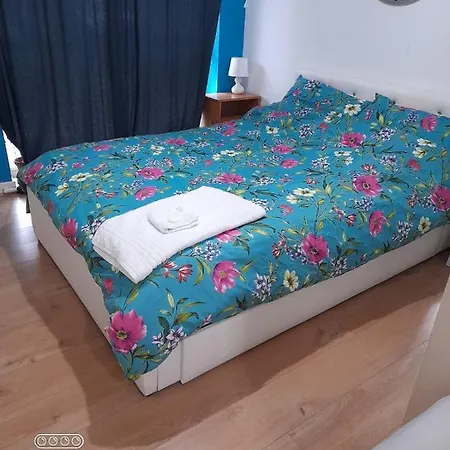 Beautiful 1 Bedroom Ground Floor With Shared Bathroom Apartment *