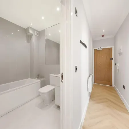 Pleasing 2bed Flat 10min To Wimbledon Tennis Court *