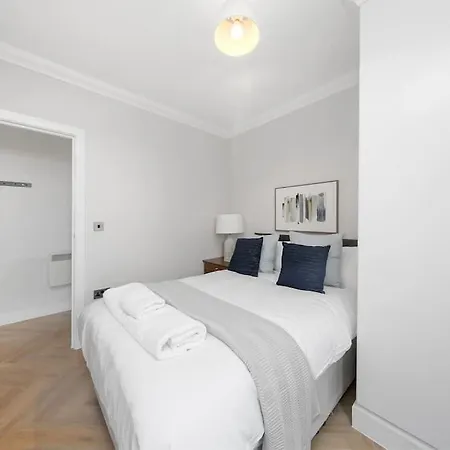 Pleasing 2bed Flat 10min To Wimbledon Tennis Court * London