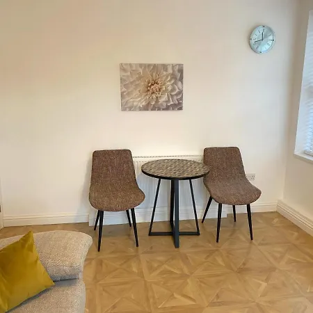 Apartment Spacious 1 Bedroom Flat In