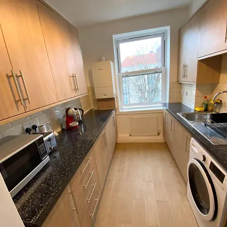 Spacious 1 Bedroom Flat In *