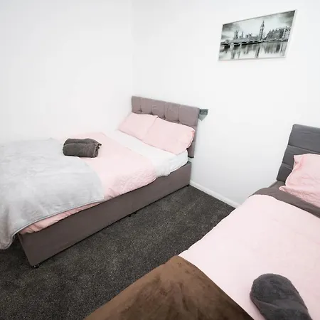 #gorgeous 3 Beds Home#7min To Subway, Free Parking Holiday home *