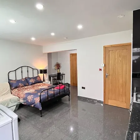 Full Near Heathrow Airport & London Hayes (Greater London)