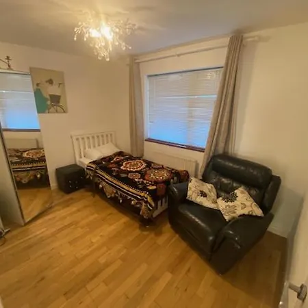 Comfortable Single Bed Garden View * London