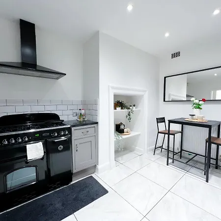 Stylish 3 Bed Flat With Garden Apartment *