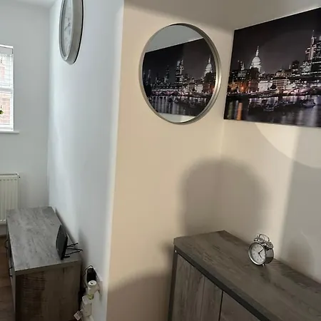 Beautiful Street Dream Ground Floor One Bedroom Apartment London
