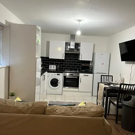 Beautiful Street Dream Ground Floor One Bedroom Apartment *