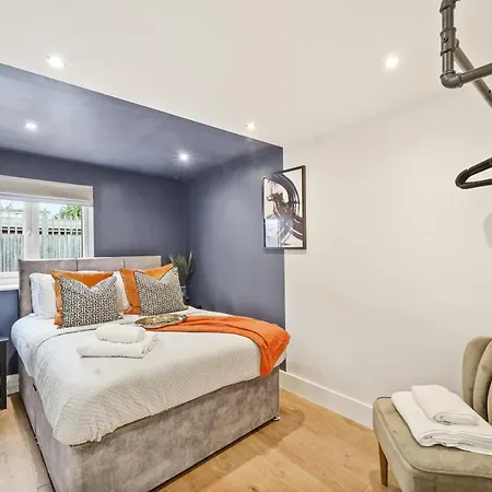 Charming 3-bed With Outdoor Area Apartment Wimbledon