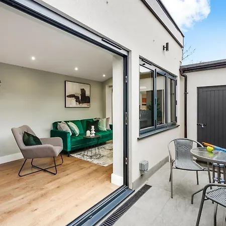 Apartment Charming 3-bed With Outdoor Area *