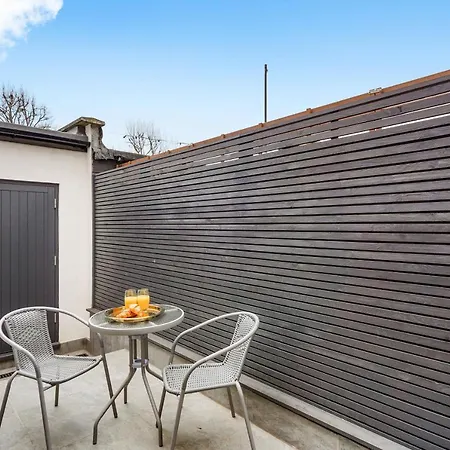 Charming 3-bed With Outdoor Area *