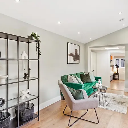 Apartment Charming 3-bed With Outdoor Area *