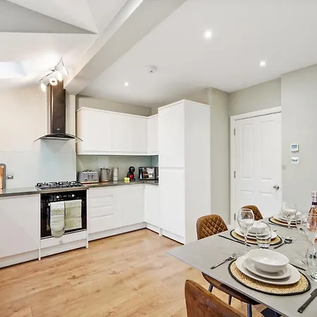 Charming 3-bed With Outdoor Area * Wimbledon