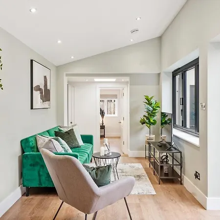 Charming 3-bed With Outdoor Area Apartment *
