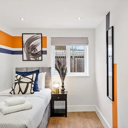 Charming 3-bed With Outdoor Area *