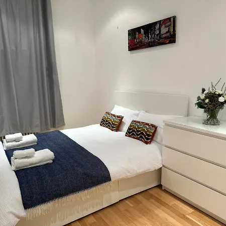 Earl's Court One Bedroom Flat * Londra