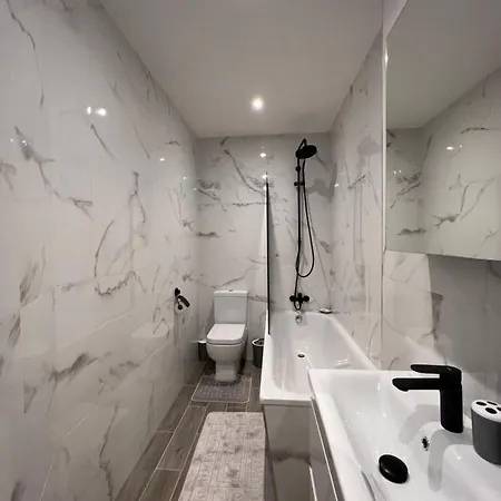 Star London Finchley Lane 3-bed Retreat Hendon