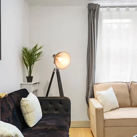 2 Single Or 1 King Bed In Notting Hill,
