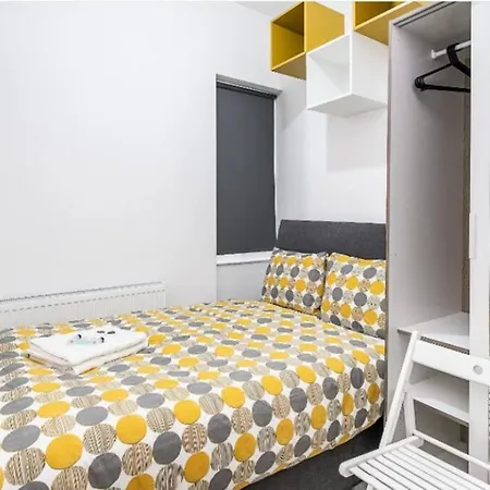 Boutique Modern For Two Near Tube And Bus Stations Apartment