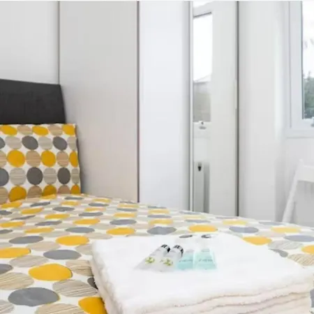 Boutique Modern For Two Near Tube And Bus Stations *
