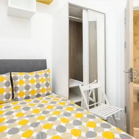 Boutique Modern For Two Near Tube And Bus Stations Apartment