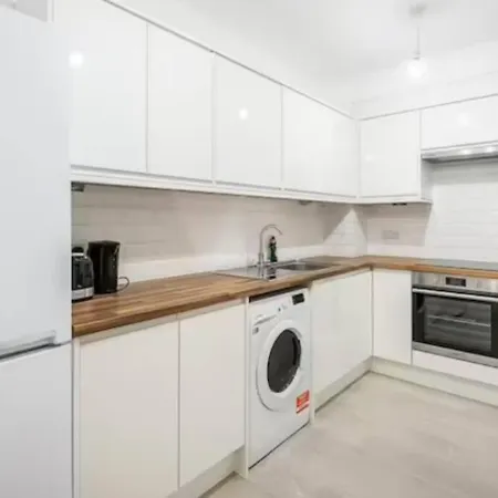 Boutique Modern For Two Near Tube And Bus Stations *