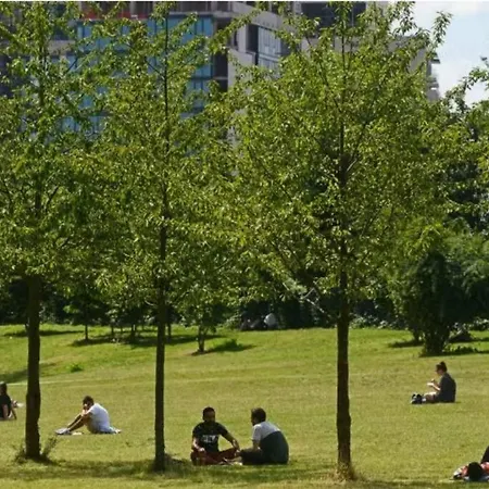 Boutique Modern For Two Near Tube And Bus Stations