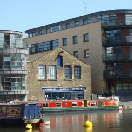 Apartment Boutique Modern For Two Near Tube And Bus Stations London
