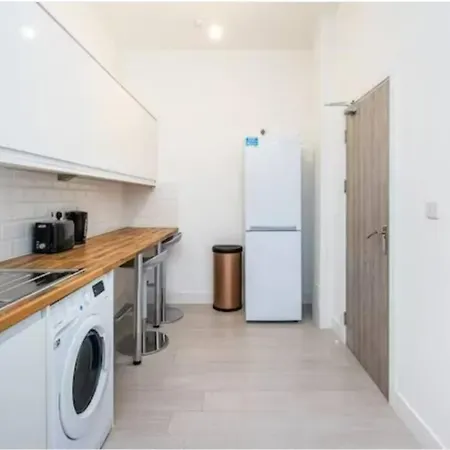 Boutique Modern For Two Near Tube And Bus Stations Apartment *