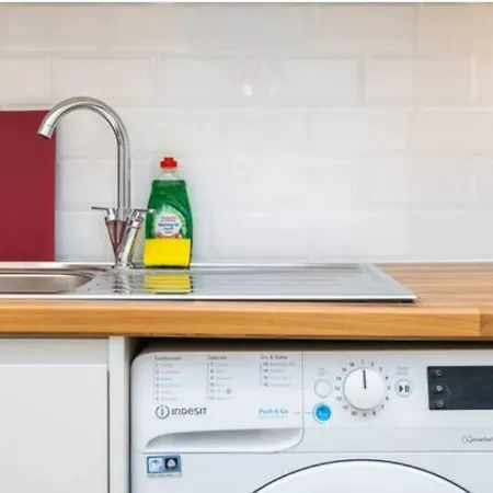 Boutique Modern For Two Near Tube And Bus Stations London